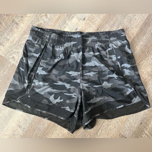 Athleta Mesh Racer Run Mid Rise 4 Short- Size 1X - Picture 1 of 7